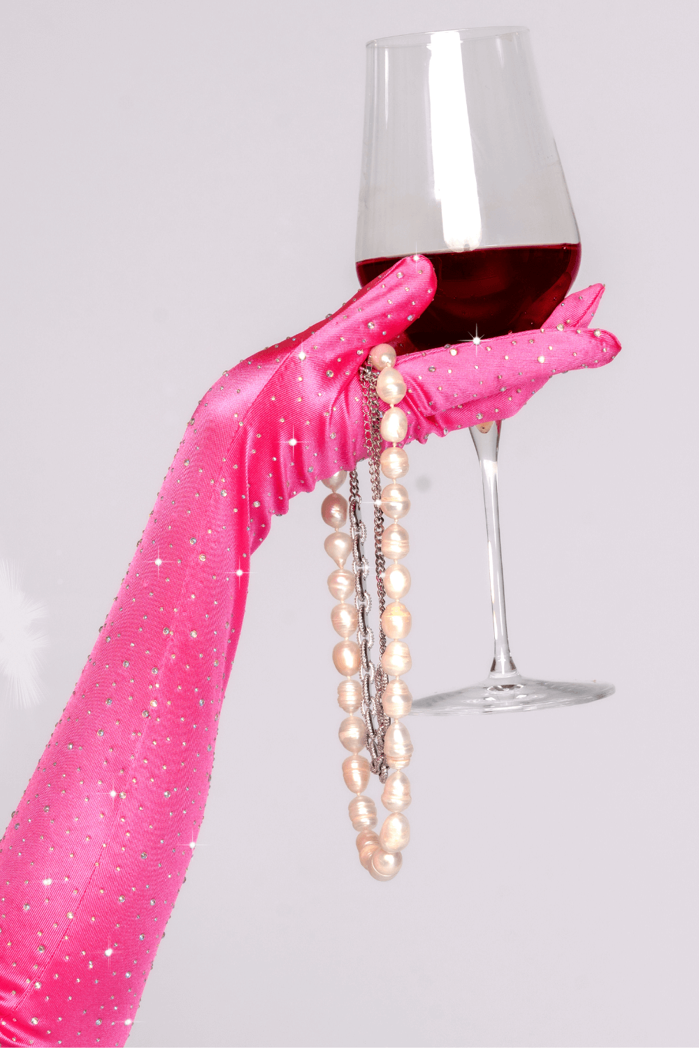 Une paire de gants satinés roses avec strass