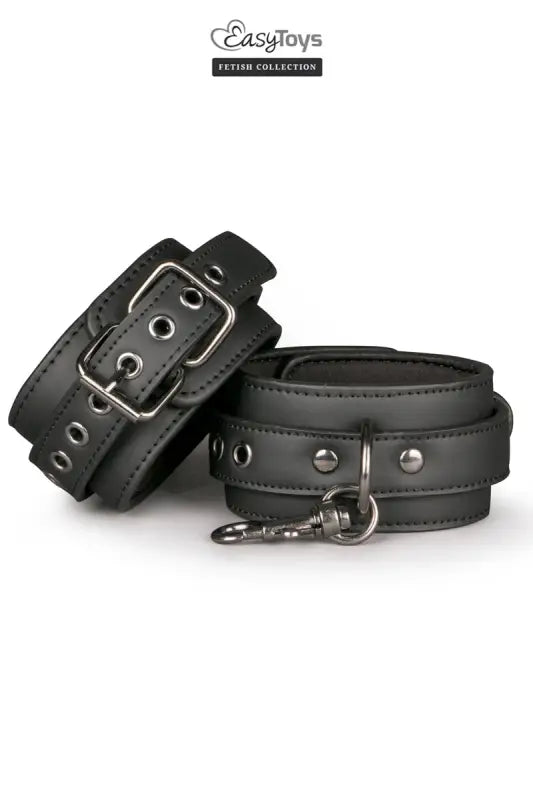 Entraves en cuir noir pour les poignets.