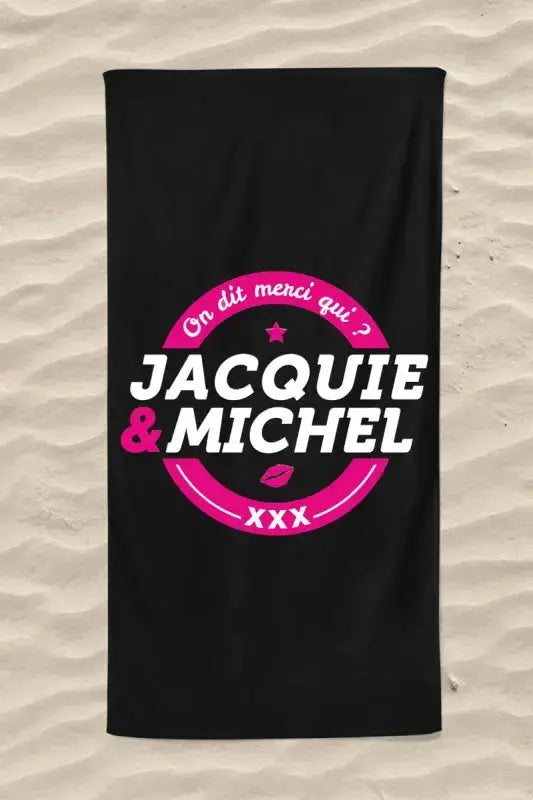 Serviette humoristique de plage noire avec logo rose et blanc "On dit merci qui? Jacquie et Michel" disponible chez LollyDoll