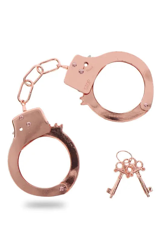Menottes en or rose avec clés.