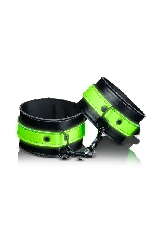 Menottes en cuir noir et vert fluo.
