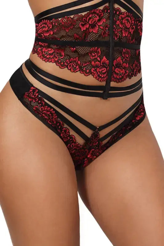 String dentelle V-10038 - Axami avec détails en dentelle rouge et noir, mettant en valeur des lignes séduisantes.