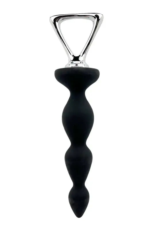Plug anal en silicone noir avec une poignée argentée.