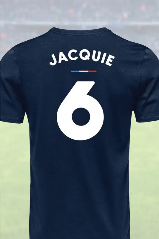 T-shirt bleu marine avec ’JACQUIE’ et le numéro ’6’’ dans le dos.