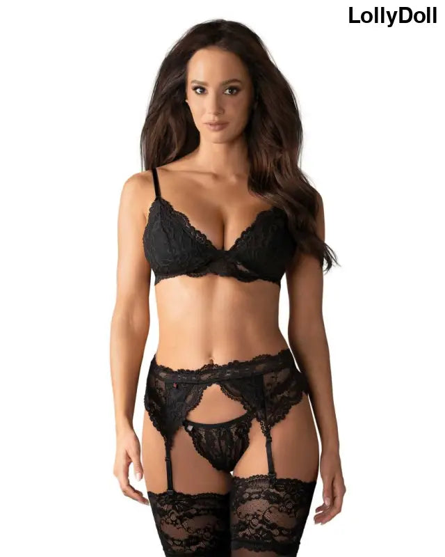 Ensemble sexy à jarretelles en dentelle noire 3 pièces. LollyDoll vous invite à découvrir cet ensemble lingerie irrésistible.