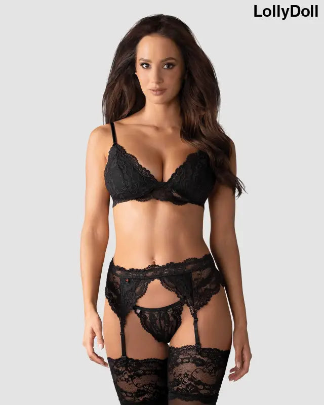 Ensemble sexy à jarretelles en dentelle noire 3 pièces. LollyDoll propose cet ensemble lingerie irrésistible au meilleur prix
