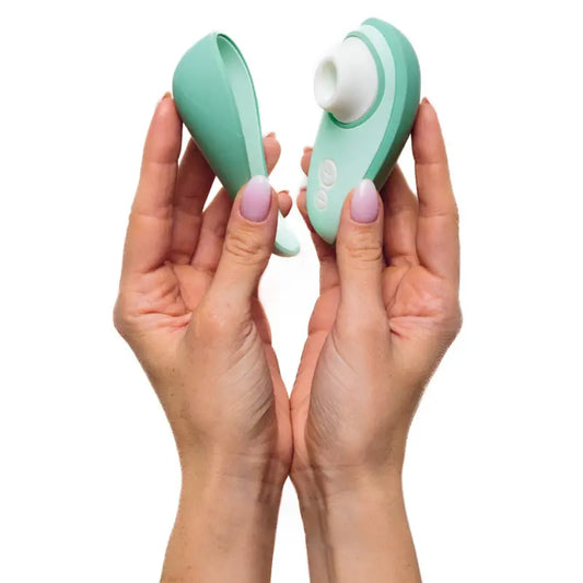 Stimulateur clitoridien Womanizer Liberty 2 vert en main, design moderne et ergonomique pour une expérience intime.