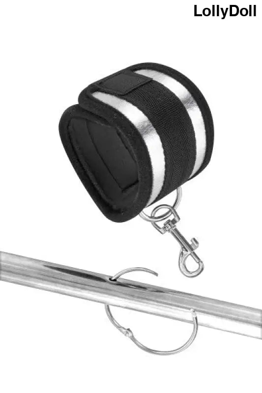 Découvrez la barre de soumission équipée de 4 menottes Fetish Tentation pour des jeux BDSM intenses et excitants. Conçue pour des expériences sensuelles et captivantes, cet accessoire vous permet d'explorer de nouveaux plaisirs en toute sécurité. Offrez-vous des moments envoûtants avec cet outil de domination chez LollyDoll.