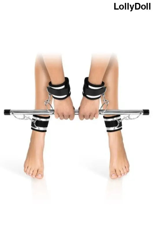 Découvrez la barre de soumission équipée de 4 menottes Fetish Tentation pour des jeux BDSM intenses et excitants. Conçue pour des expériences sensuelles et captivantes, cet accessoire vous permet d'explorer de nouveaux plaisirs en toute sécurité. Offrez-vous des moments envoûtants avec cet outil de domination chez LollyDoll.