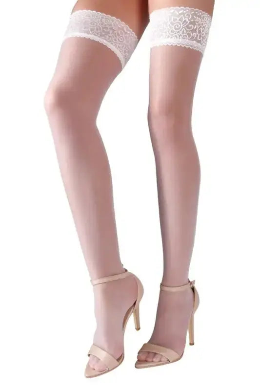 Bas autofixants satinés en voile blanc avec dentelle, élégants et sexy, Cotelli Legwear.