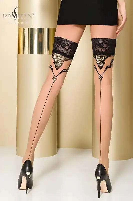 Bas autofixants couture beige avec jarretière en dentelle et motif fantaisie de la marque Passion.