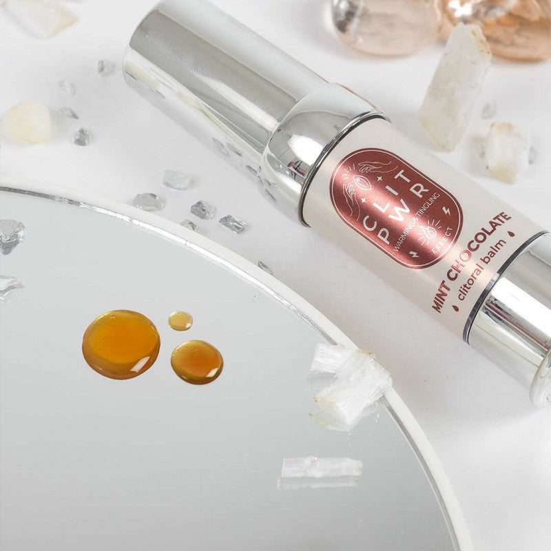 Le baume Clit Pwr menthe chocolat n’est pas un simple stimulant, c’est un véritable voyage gustatif et sensoriel. Dès l’application, la menthe apporte une sensation de fraîcheur exaltante tandis que le chocolat enrobe vos sens d’une douceur exquise et réconfortante chez LollyDoll