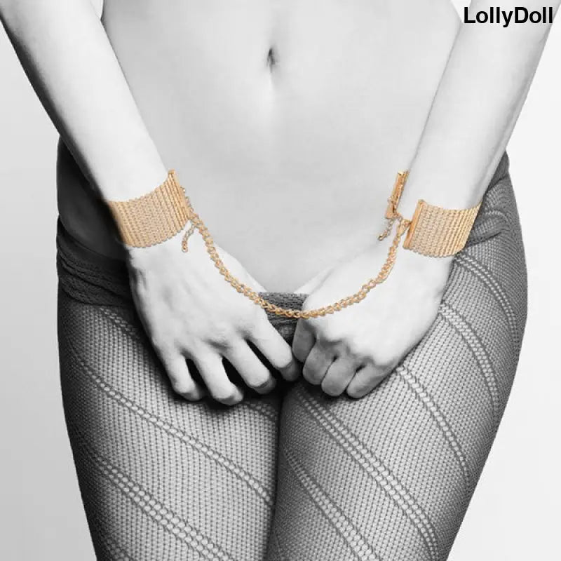 Découvrez les Menottes Bracelets en Or "Désir Métallique" pour une touche de luxe et de sensualité. Conçues pour des moments de complicité intime, ces menottes élégantes sauront mettre de l'éclat dans vos jeux érotiques. Laissez-vous séduire par leur design chic et sophistiqué. Disponible chez LollyDoll.