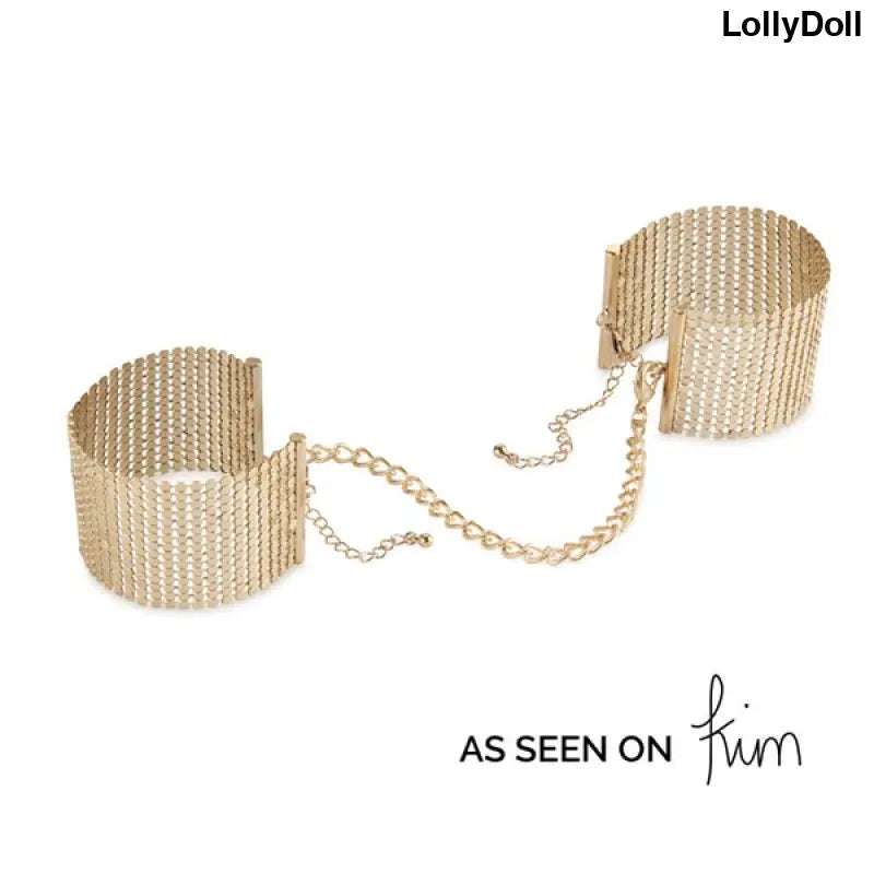 Découvrez les Menottes Bracelets en Or "Désir Métallique" pour une touche de luxe et de sensualité. Conçues pour des moments de complicité intime, ces menottes élégantes sauront mettre de l'éclat dans vos jeux érotiques. Laissez-vous séduire par leur design chic et sophistiqué. Disponible chez LollyDoll.