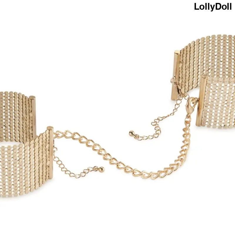 Découvrez les Menottes Bracelets en Or "Désir Métallique" pour une touche de luxe et de sensualité. Conçues pour des moments de complicité intime, ces menottes élégantes sauront mettre de l'éclat dans vos jeux érotiques. Laissez-vous séduire par leur design chic et sophistiqué. Disponible chez LollyDoll.