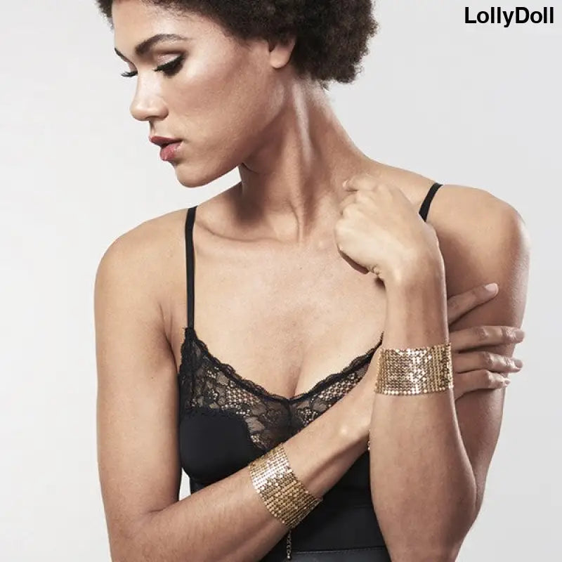 Découvrez les Menottes Bracelets en Or "Désir Métallique" pour une touche de luxe et de sensualité. Conçues pour des moments de complicité intime, ces menottes élégantes sauront mettre de l'éclat dans vos jeux érotiques. Laissez-vous séduire par leur design chic et sophistiqué. Disponible chez LollyDoll.