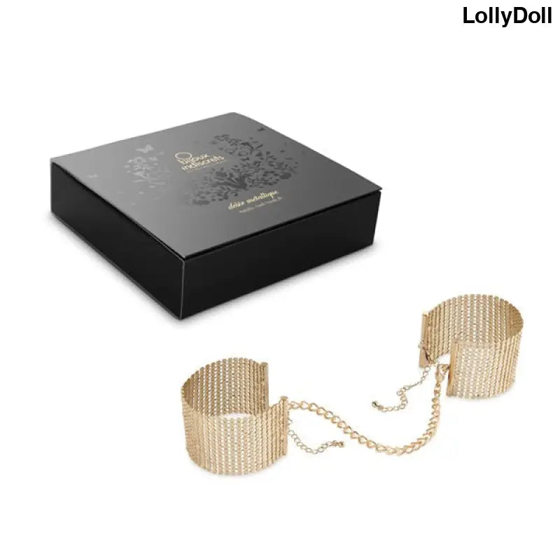 Découvrez les Menottes Bracelets en Or "Désir Métallique" pour une touche de luxe et de sensualité. Conçues pour des moments de complicité intime, ces menottes élégantes sauront mettre de l'éclat dans vos jeux érotiques. Laissez-vous séduire par leur design chic et sophistiqué. Disponible chez LollyDoll.