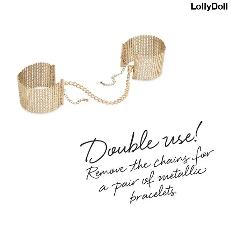 Découvrez les Menottes Bracelets en Or "Désir Métallique" pour une touche de luxe et de sensualité. Conçues pour des moments de complicité intime, ces menottes élégantes sauront mettre de l'éclat dans vos jeux érotiques. Laissez-vous séduire par leur design chic et sophistiqué. Disponible chez LollyDoll.