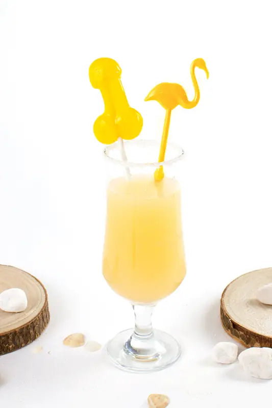 Cocktail jaune avec des bâtonnets suggestifs.