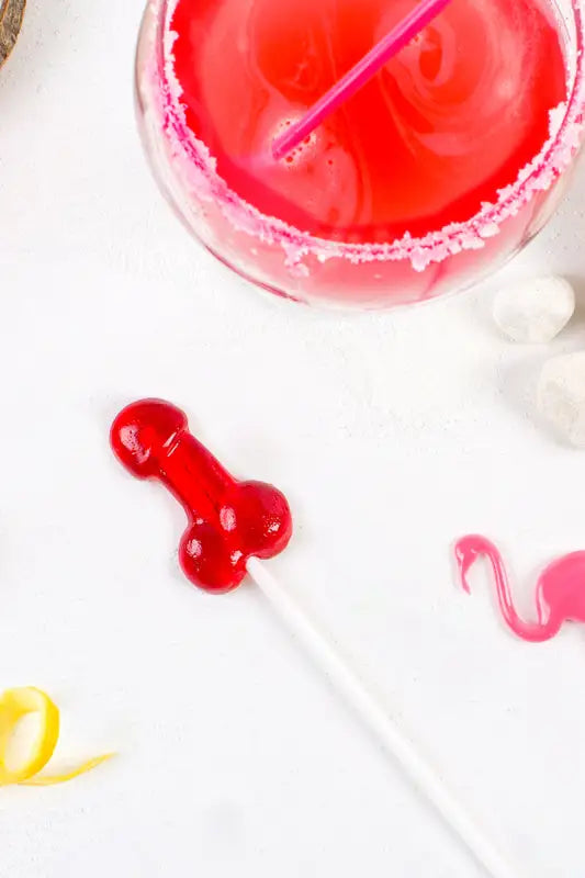 Sucette rouge en forme de pénis goût daiquiri fraise pour soirées spéciales, EVJF ou EVJG , ce produit contient de l'alcool et est disponible au meilleur prix chez LollyDoll