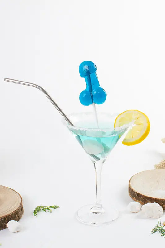 Cocktail bleu avec sucette phallique.