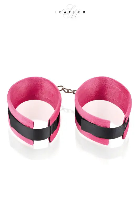 Entraves roses et noires pour les poignets.