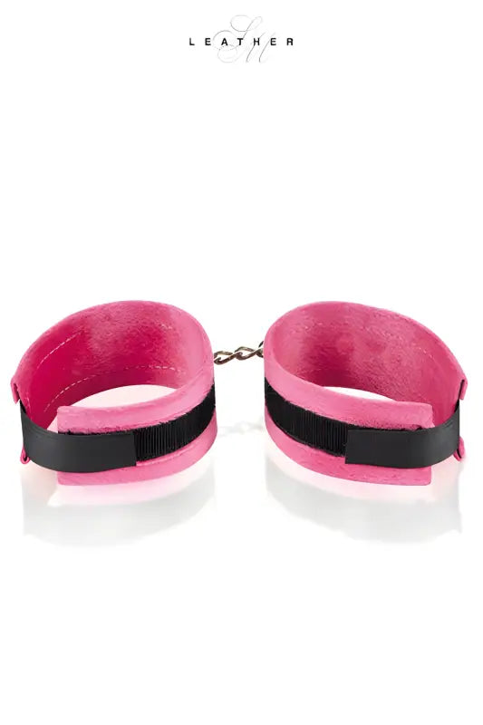Entraves roses et noires pour les poignets.