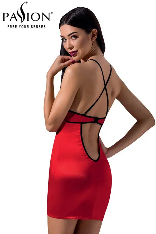 Robe de lingerie rouge à bretelles noires.