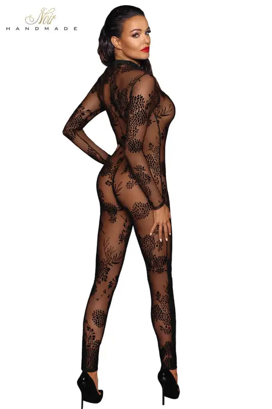 Combinaison noire transparente à motifs floraux.