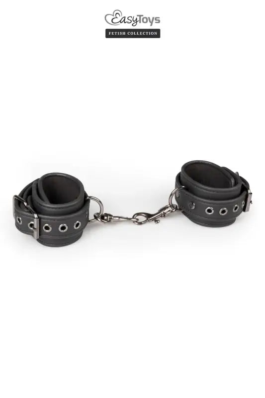 Entraves en cuir noir pour les poignets.