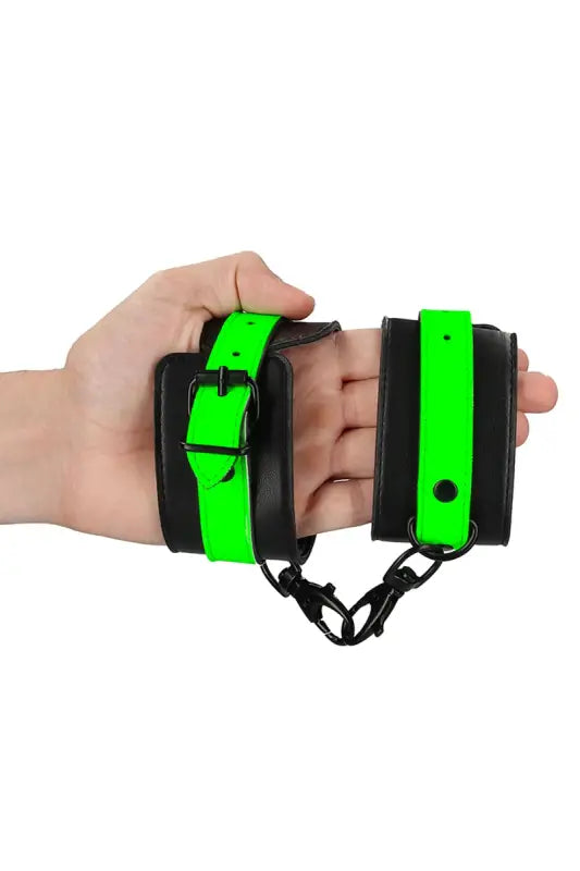 Entraves de poignet en cuir noir et vert fluo.