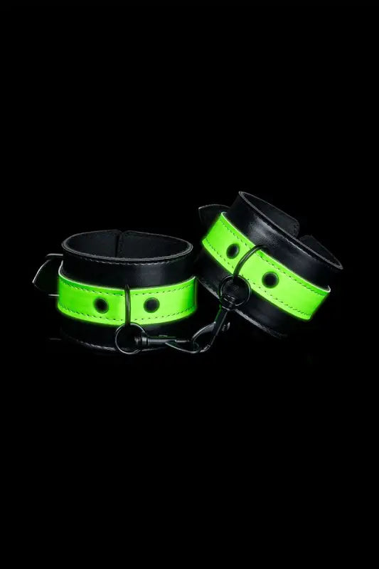 Entraves de poignet en cuir noir et vert fluo.