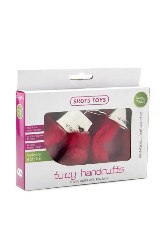 Menottes rouges en fourrure dans un emballage de vente au détail.