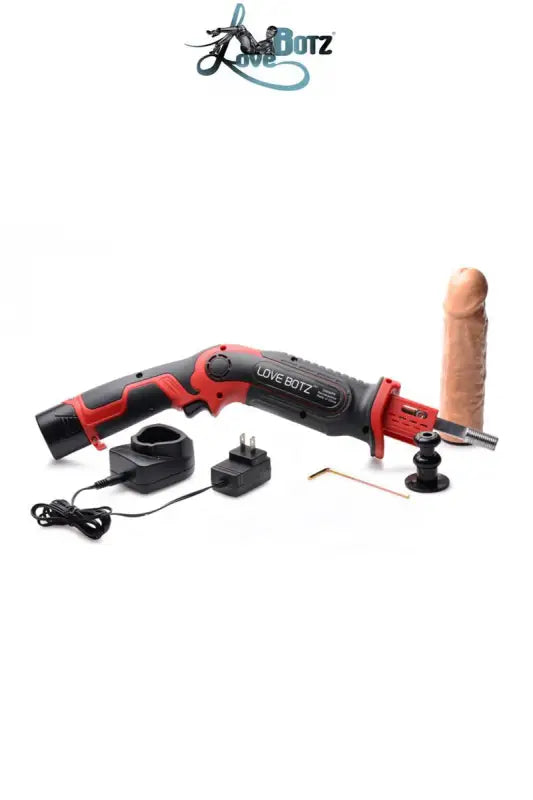 Scie alternative rouge et noire avec accessoires et godemiché.