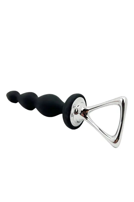 Bouchon anal en perles noires avec poignée triangulaire.