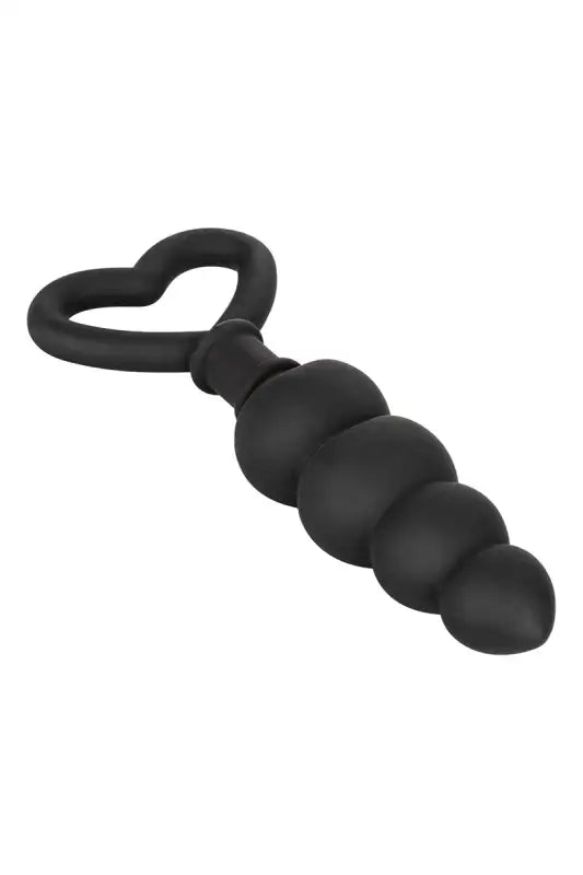 Plug anal en silicone noir avec poignée en forme de cœur.