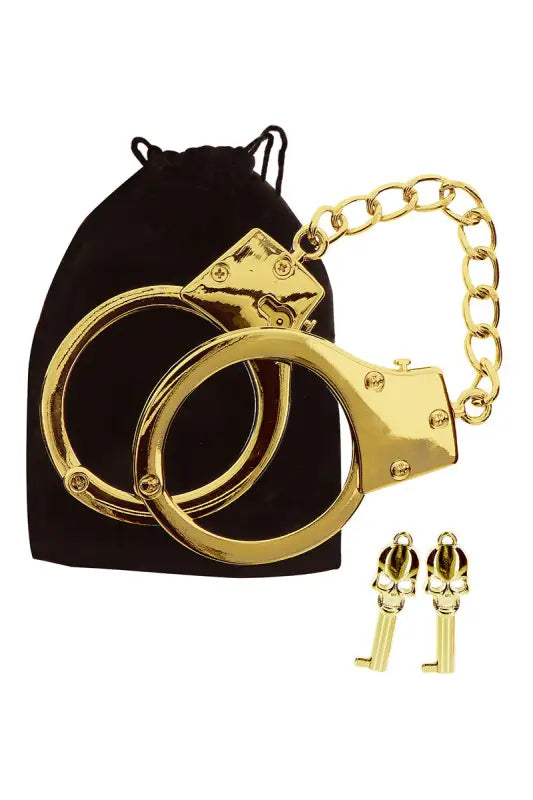 Menottes dorées avec clés et sac en velours noir.