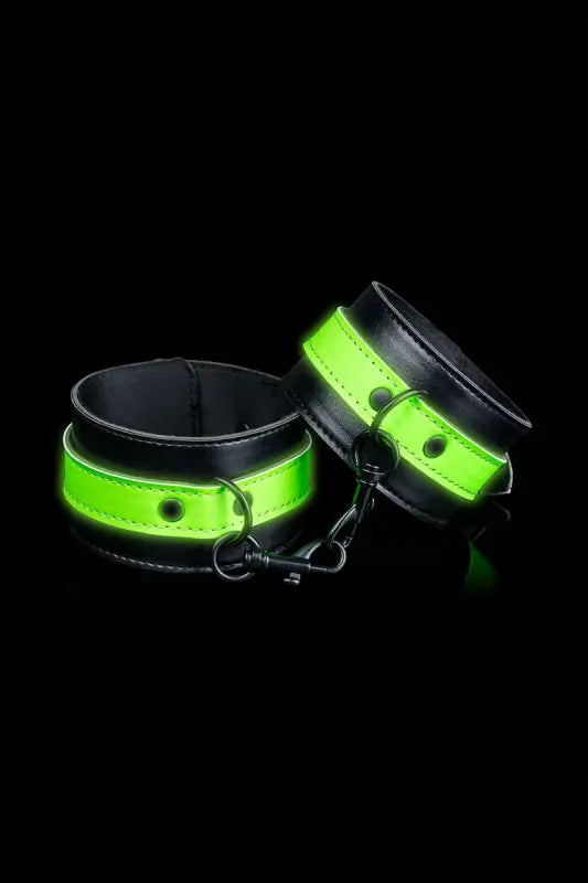 Entraves aux poignets de couleur noire et vert fluo.