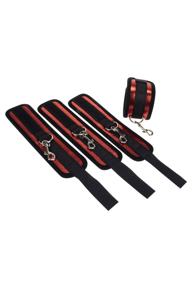 LollyDoll présente Le kit d'attache lit comprend 2 paires de menottes réglables pour les poignets et les chevilles. Doublées de matériaux doux et agréables, elles garantissent un confort optimal tout en assurant un maintien ferme