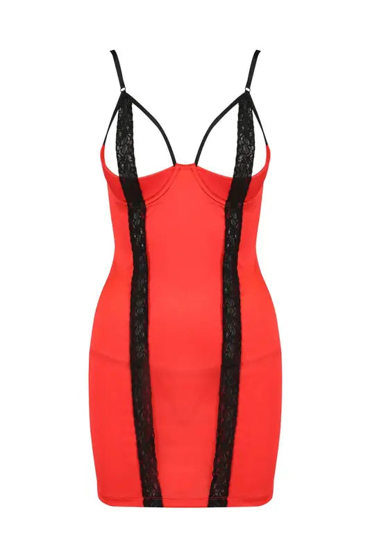 Chemise rouge avec garniture en dentelle noire.