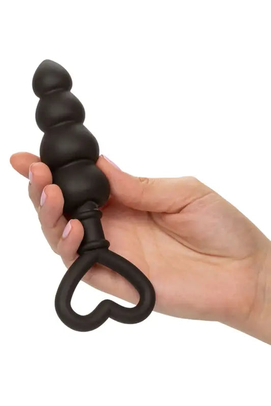Bouchon anal en perles noires avec poignée en forme de cœur.