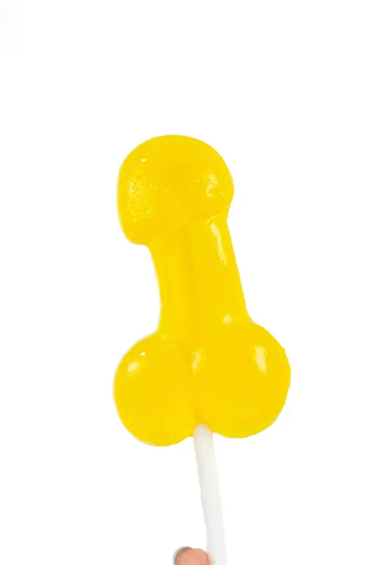 Sucette jaune de forme phallique.