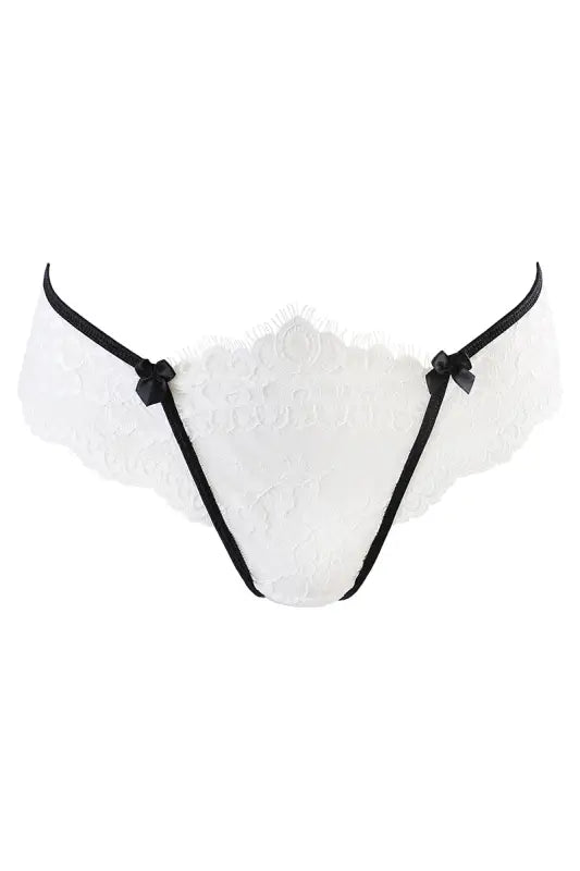 String en dentelle blanche avec bordure noire.