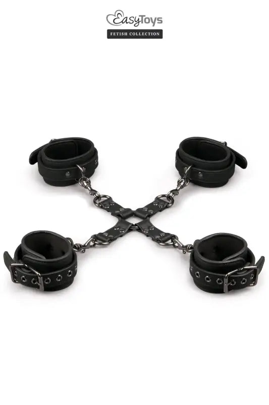 Manchettes de bondage en cuir noir.