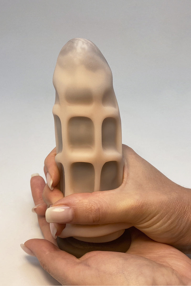 Les reliefs internes, conçus pour accrocher et stimuler, offrent une sensation de massage intégral qui conduit progressivement à un orgasme puissant avec ce masturbateur pas cher chez LollyDoll