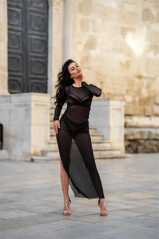Robe noire transparente.