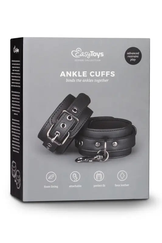 Manchettes de cheville en cuir noir.