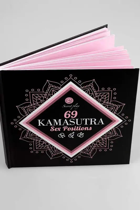 Livre Kamasutra ouvert avec des pages roses.