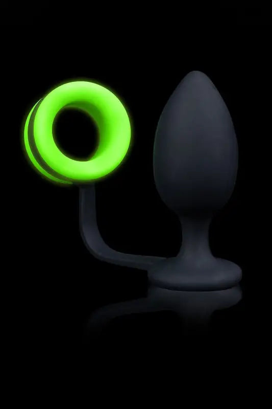 Plug anal noir avec anneau anneau pénien vert phosphorescent .Disponible sur LollyDoll