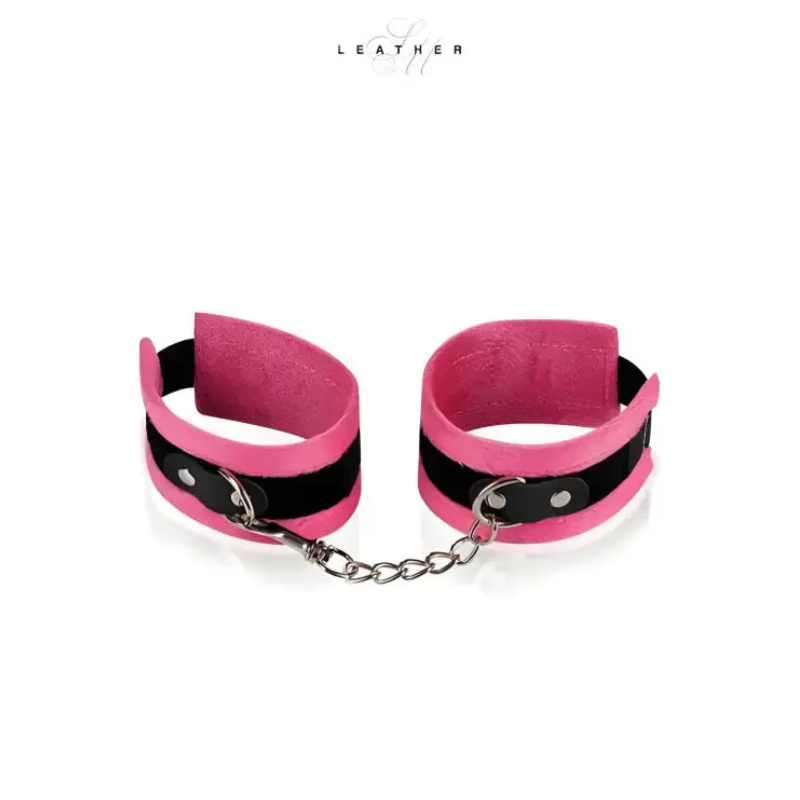 Menottes cuir rose et noir avec chaîne, accessoire sensuel pour des jeux de séduction.
